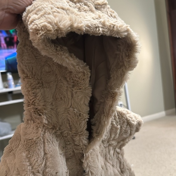 Girls faux fir hooded vest - Picture 2 of 10